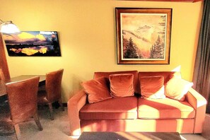 Smart TV, chimenea, futbolito y tenis de mesa 