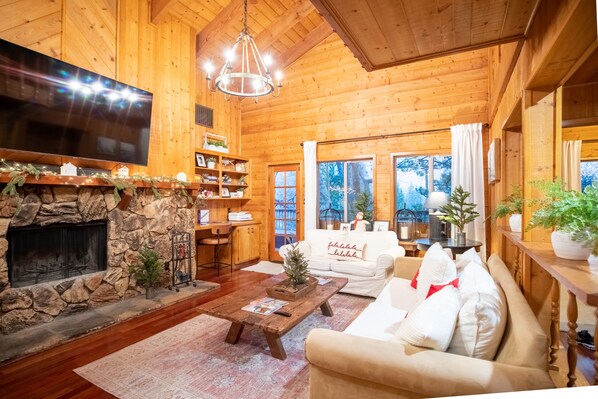 Una Smart TV, una chimenea, una impresora