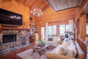 Smart TV, chimenea y impresora 