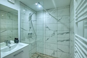 Badewanne, Haartrockner, Shampoo, Toilettenpapier