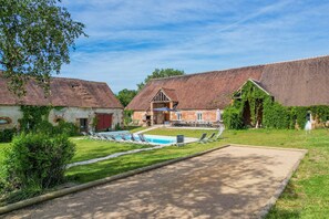A traditional building with a swimming pool, sun loungers, and a tennis court. - So Villa Reprenellière (45) - Heated pool - Foot - 2h Paris - 30p. (Viglain)
