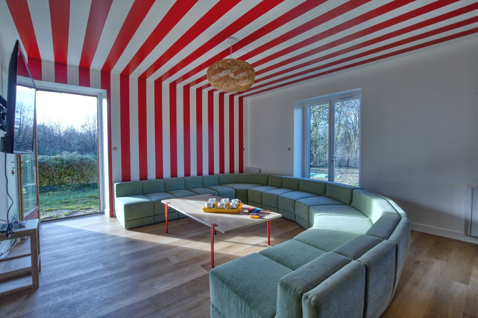 Televisie, videospelletjes, tafelvoetbal en een tafeltennistafel