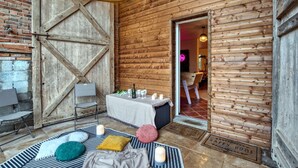 Une pièce rustique en bois, aménagée avec un coin repas pour accueillir un petit groupe.