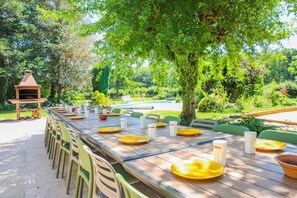 Outdoor dining - So Villa Chasseuserie (89) - Heated pool - Foot - 2h Paris - 45p. (Auxerre)