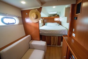 2 bedrooms, desk, WiFi, bed sheets