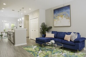 Smart TV, fireplace, books - Paradise Oasis Beautiful Gated Home Near Medical Center (Houston)