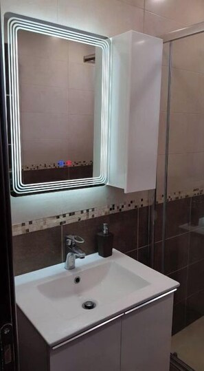 Douche, séchoir à cheveux, serviettes fournies, papier de toilette