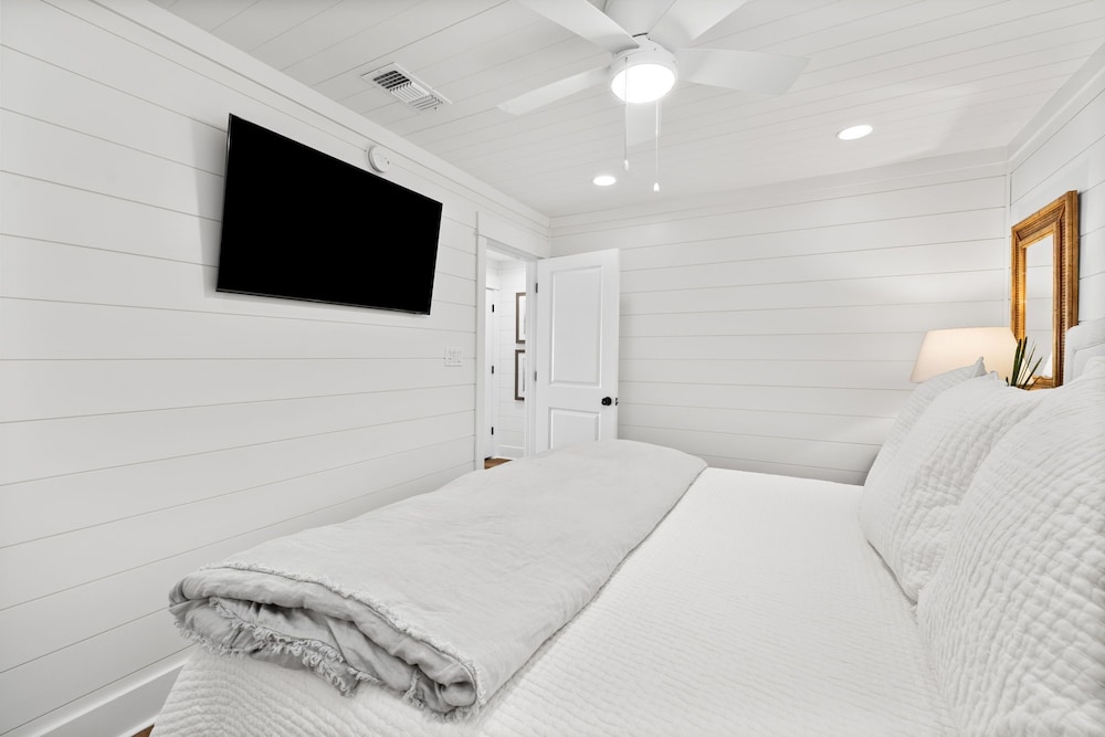 Newly Renovated Designer GULF FRONT Condo on 30A Blue Mountain Villas