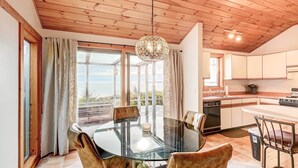 Een moderne keuken met houten kastjes, een vaatwasser en een fornuis.