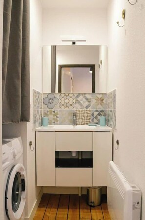 Dusche, Haartrockner, Handtücher, Seife