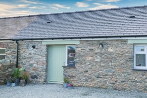 Exterior detail - Cysgod y Llanw -  an on the beach that sleeps 6 guests  in 3 bedrooms (Llanfaethlu)