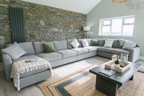 TV - Cysgod y Llanw -  an on the beach that sleeps 6 guests  in 3 bedrooms (Llanfaethlu)