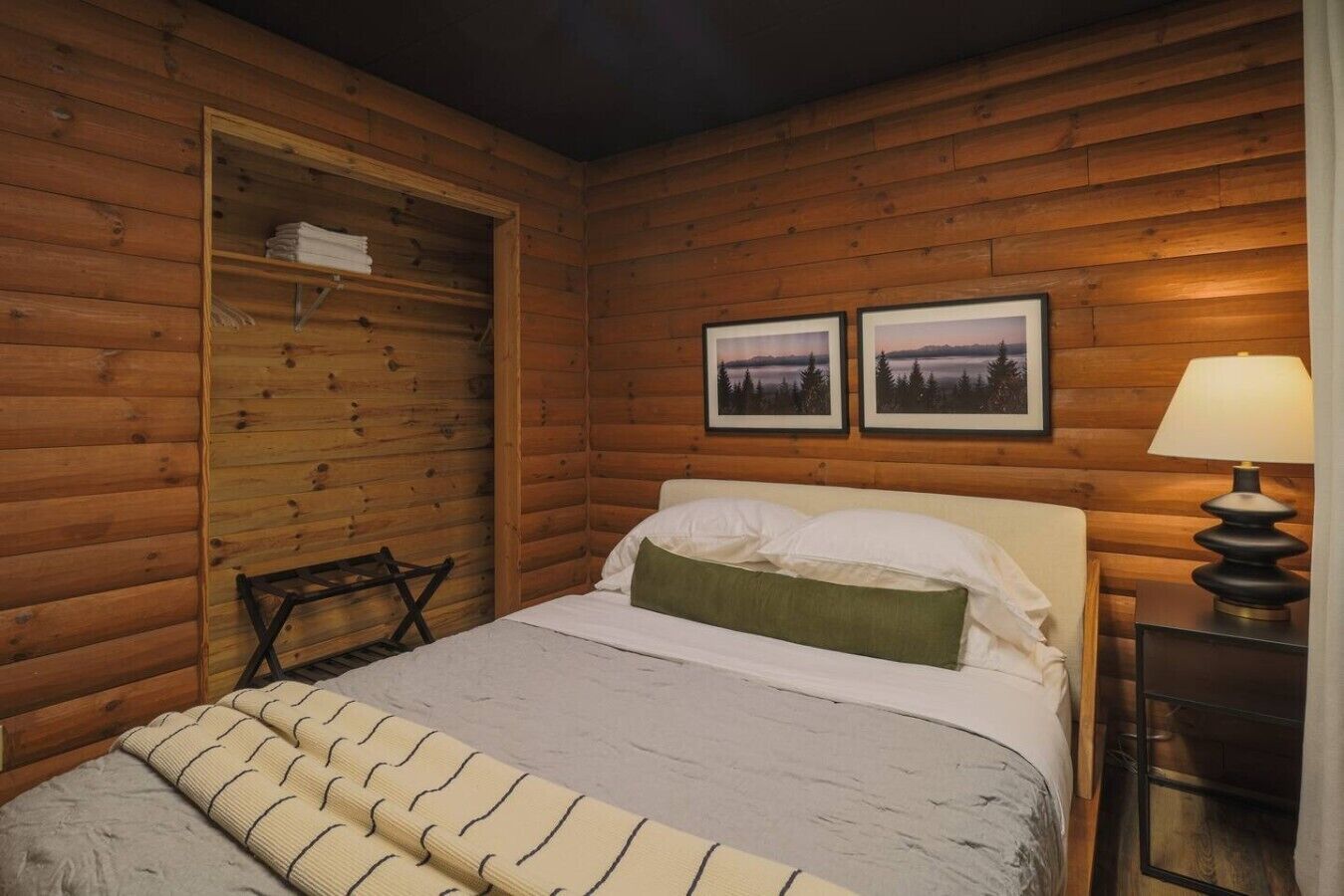 Desk, travel cot, free WiFi, bed sheets