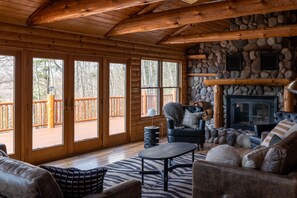 Smart-TV, Kamin, Tischtennisplatte