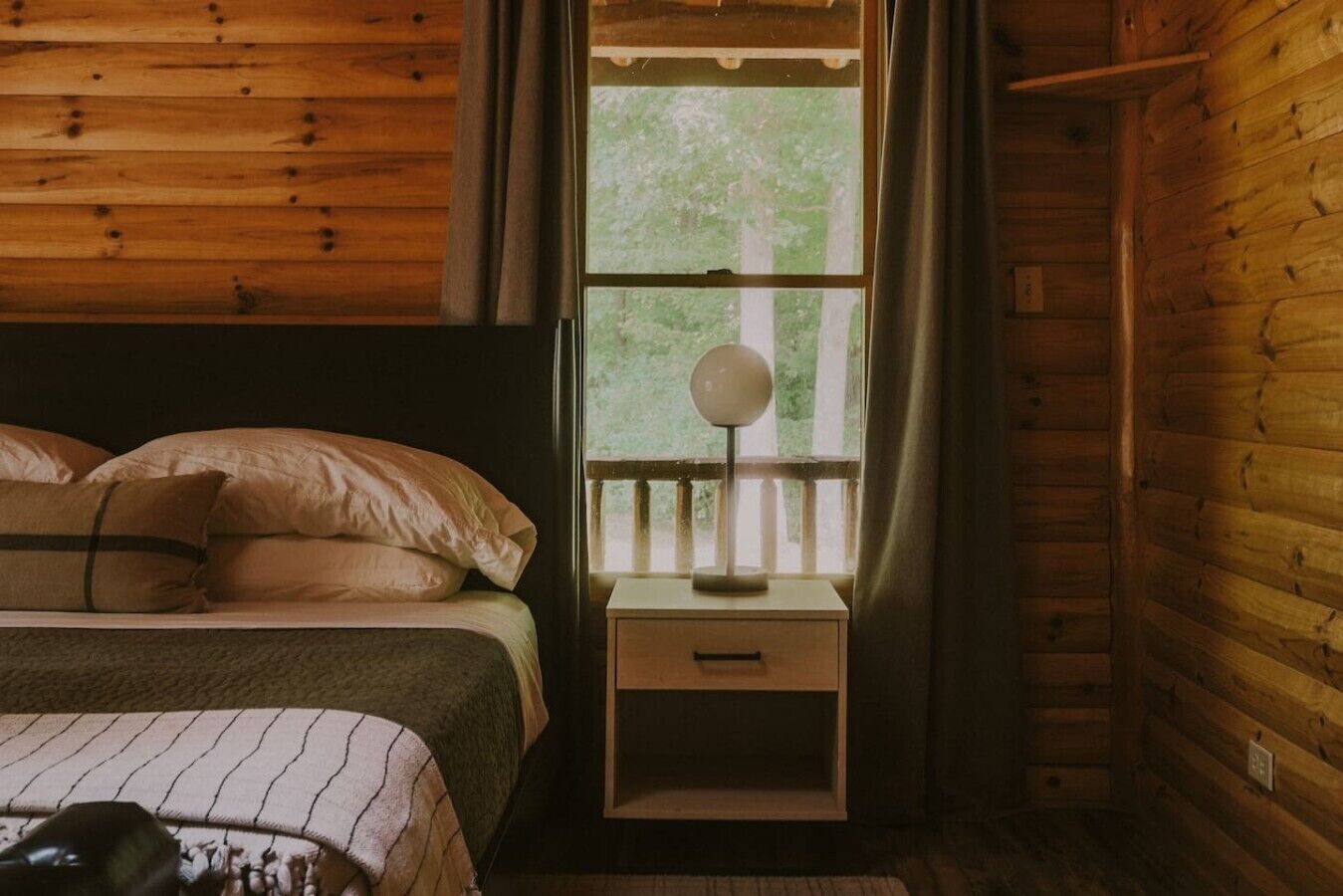 Desk, travel cot, free WiFi, bed sheets