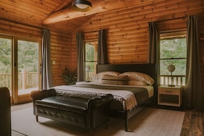 Desk, travel cot, free WiFi, bed sheets - Cozy 4bdr cabin w/hot tub on the Muskegon River (Grant)