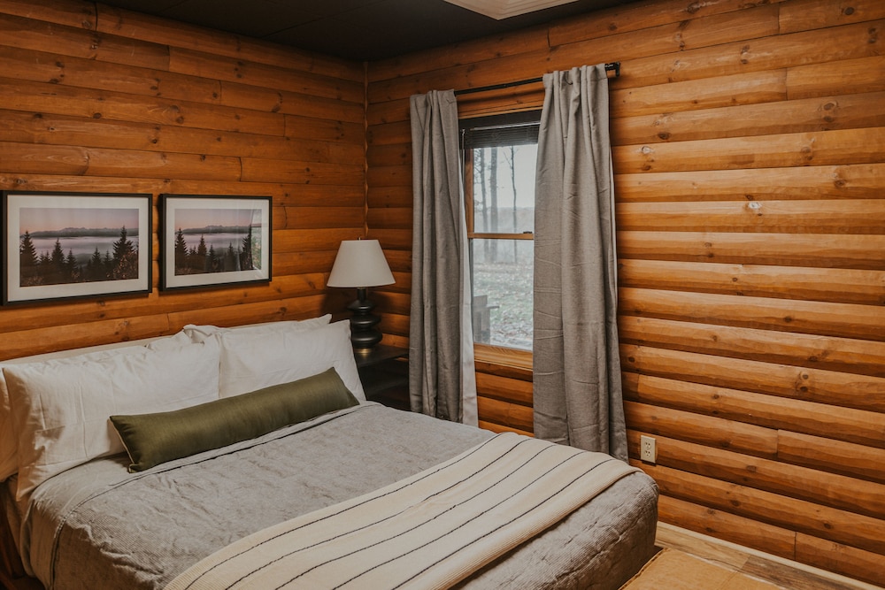 Cozy Familysized Cabin w/hot tub Nestled on the Muskegon River