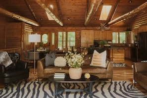 Smart TV, fireplace, ping pong - Cozy 4bdr cabin w/hot tub on the Muskegon River (Grant)