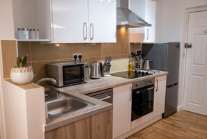 Fridge, oven, dishwasher, coffee/tea maker - Modern City Centre Studio Cambridge Apartment (Petersfield)