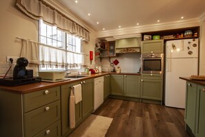 Microondas, horno, placa de cocina, lavavajillas