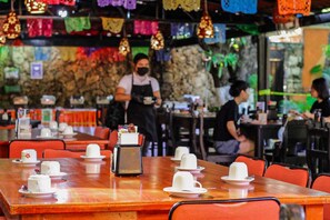 Desayuno completo gratuito y diario