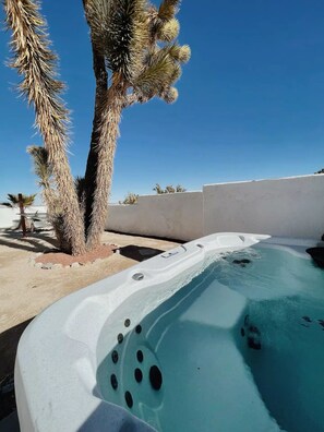 Outdoor spa tub - Luxe Desert Retreat: Hot Tub, Cowboy Pool & Outdoor Shower (Yucca Valley)
