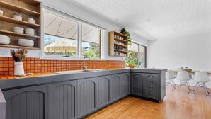 Kaffetrakter/tekoker, kjøleskap, mikrobølgeovn og ovn