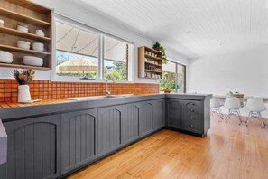 Fridge, microwave, oven, stovetop - Bayside Retreat - 100m Beach, Games Room (McCrae)