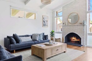 TV, fireplace - Bayside Retreat - 100m Beach, Games Room (McCrae)