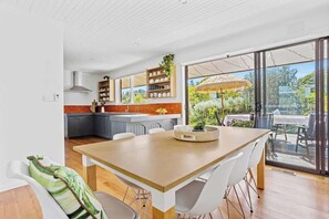 Dining - Bayside Retreat - 100m Beach, Games Room (McCrae)
