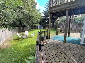 A wooden deck with a small pool, a fenced backyard, and outdoor furniture. - 2 bedroom accommodation in Blaydon Burn, near Newcastle upon Tyne (Blaydon Burn, near Newcastle upon Tyne)