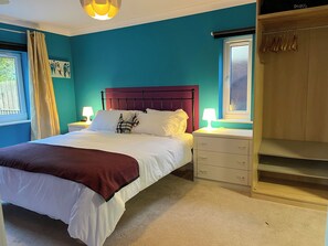 A bedroom with a bed, bedside tables, a wardrobe, and a window. - 2 bedroom accommodation in Blaydon Burn, near Newcastle upon Tyne (Blaydon Burn, near Newcastle upon Tyne)