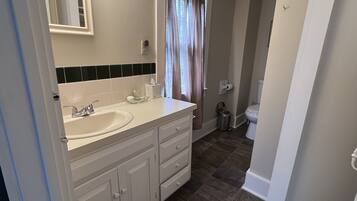 Ein Badezimmer mit Waschbecken, Ablagefläche und Toilette.