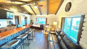 Älytelevisio, pöytätennispöytä, tulostin