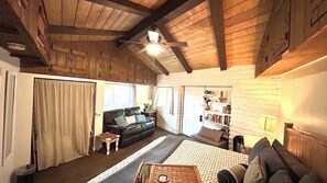 Älytelevisio, pöytätennispöytä, tulostin