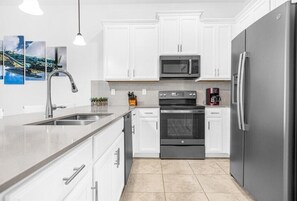 Refrigerador, microondas, horno, placa de cocina
