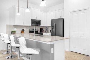 Fridge, microwave, oven, stovetop - 2 Bedroom/ 2 Bathroom Champions Gate (1113 CD) (Davenport)