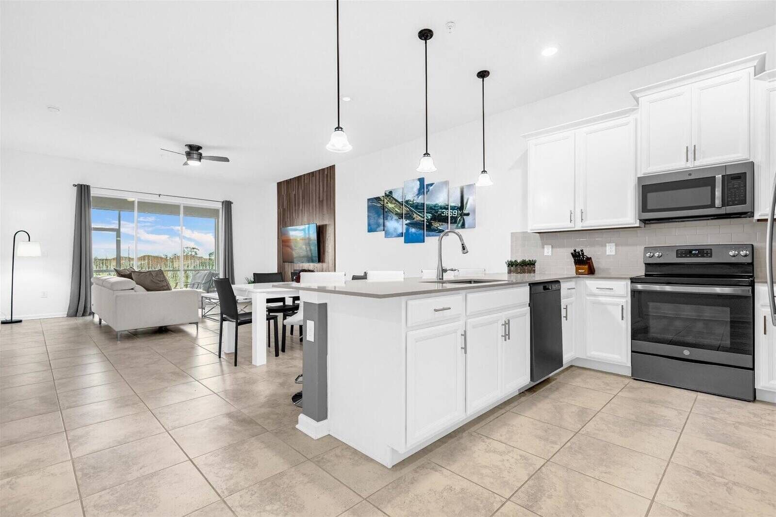 Køleskab, mikrobølgeovn, ovn, kogeplade