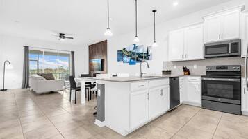 Køleskab, mikrobølgeovn, ovn, kogeplade