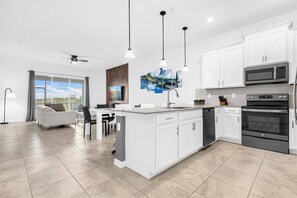 Jääkaappi, mikroaaltouuni, uuni, liesi