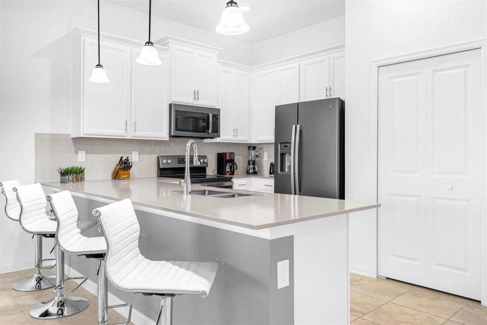 Køleskab, mikrobølgeovn, ovn, kogeplade