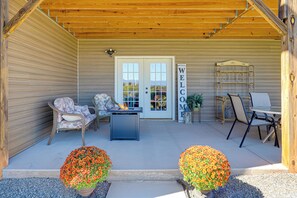 Outdoor dining - Cozy Leicester Studio, 11 Mi to Downtown Asheville (Leicester)