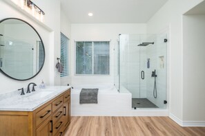 Ensemble douche/baignoire, sèche-cheveux, serviettes fournies, savon