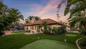 Il s’agit d’une propriété résidentielle dotée d’une pelouse bien entretenue, d’un espace patio et d’une maison avec un toit en tuiles.