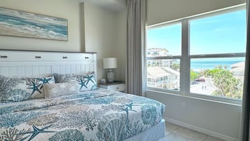 2 slaapkamers, een bureau, een strijkplank/strijkijzer, reisbedje