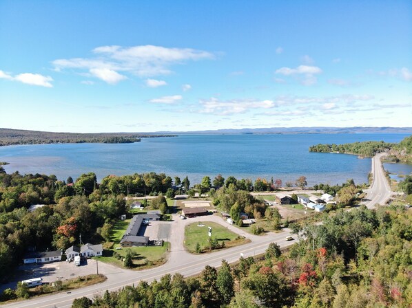 Une vue aérienne d’une communauté riveraine, avec des maisons, des routes et une vue dégagée sur le lac.