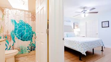 1 slaapkamer, een bureau, een strijkplank/strijkijzer, reisbedje