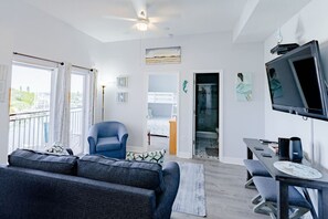 TV - Live it Up @Madeira Bay Beach Pool & Marina View (Madeira Beach)