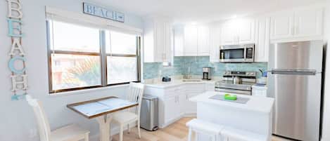 Réfrigérateur, cafetière/bouilloire, serviettes en papier