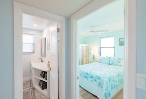 1 chambre, bureau, fer et planche à repasser, lit de bébé portatif